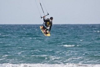 vuela sobre el mar